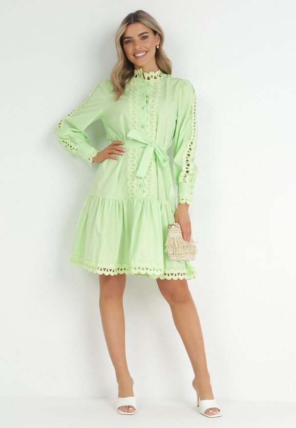 Born2be - Jasnozielona Sukienka Midi ze Stójką Perłowymi Guzikami i Wiązanym Paskiem Fenya. Typ kołnierza: kołnierzyk stójkowy. Kolor: zielony. Materiał: materiał. Długość rękawa: długi rękaw. Wzór: aplikacja, ażurowy. Długość: midi