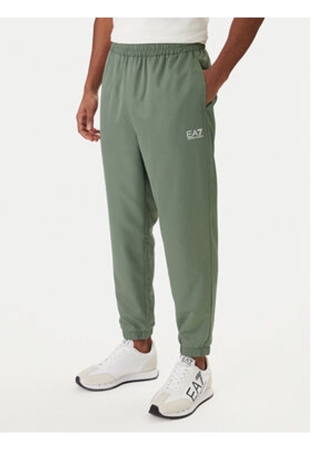 EA7 Emporio Armani Dres 7M001530 AF16072 Zielony Regular Fit. Kolor: zielony. Materiał: syntetyk