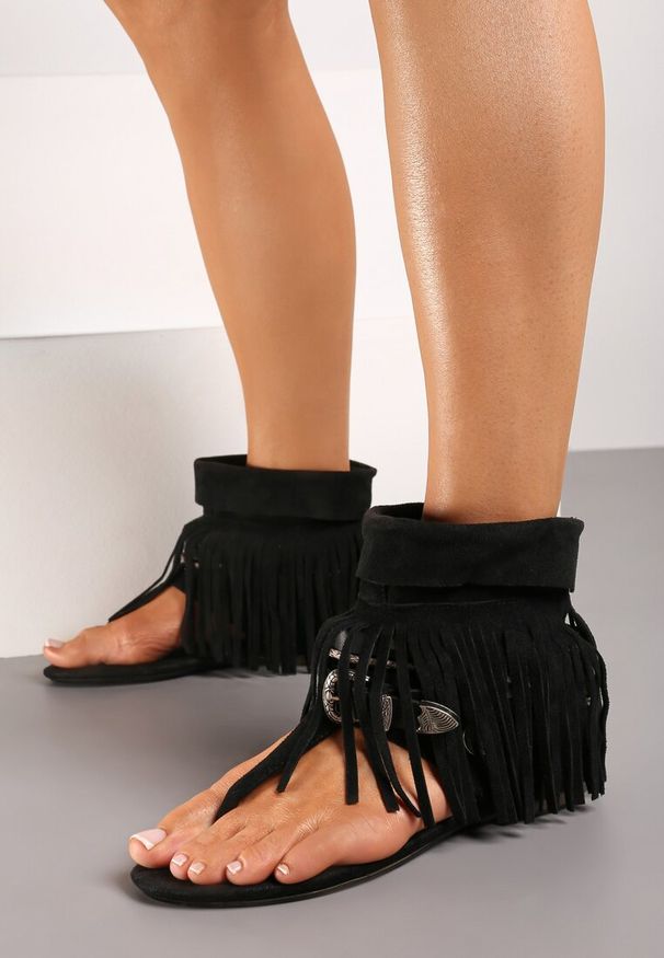 Renee - Czarne Sandały Typu Japonki Boho z Wysoką Cholewką z Frędzlami Effimay. Okazja: na co dzień. Kolor: czarny. Materiał: jeans. Sezon: lato. Styl: boho