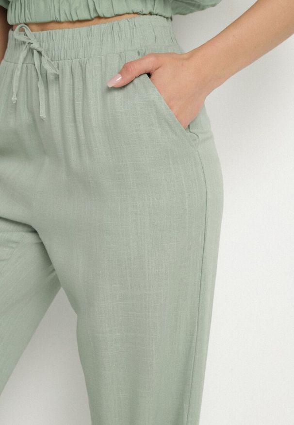 Born2be - Zielone Szerokie Spodnie z Lnem z Gumką w Talii i Kieszeniami Filisela. Okazja: na co dzień, do pracy. Kolor: zielony. Materiał: len. Styl: elegancki, casual