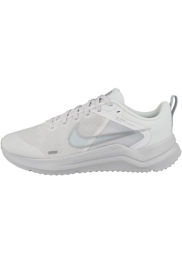 Tenisówki Nike Model Downshifter 12 Womens Kolor Biały. Zapięcie: sznurówki. Kolor: biały, wielokolorowy, beżowy. Materiał: materiał, tkanina, syntetyk. Szerokość cholewki: normalna. Model: Nike Downshifter. Sport: turystyka piesza