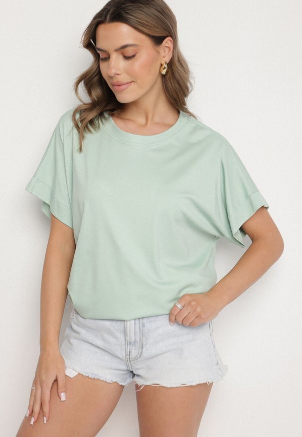 Born2be - Jasnozielony T-shirt z Wiskozą o Kroju Nietoperza Tanariona. Okazja: na co dzień. Kolor: zielony. Materiał: wiskoza. Styl: casual