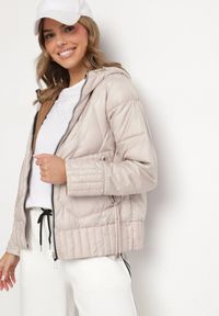 Born2be - Beżowa Dwustronna Kurtka Pikowana z Kieszeniami i Kapturem Eralethra. Okazja: na spacer, na co dzień. Kolor: beżowy. Materiał: jeans. Długość rękawa: długi rękaw. Długość: długie. Wzór: aplikacja. Styl: casual, elegancki #6