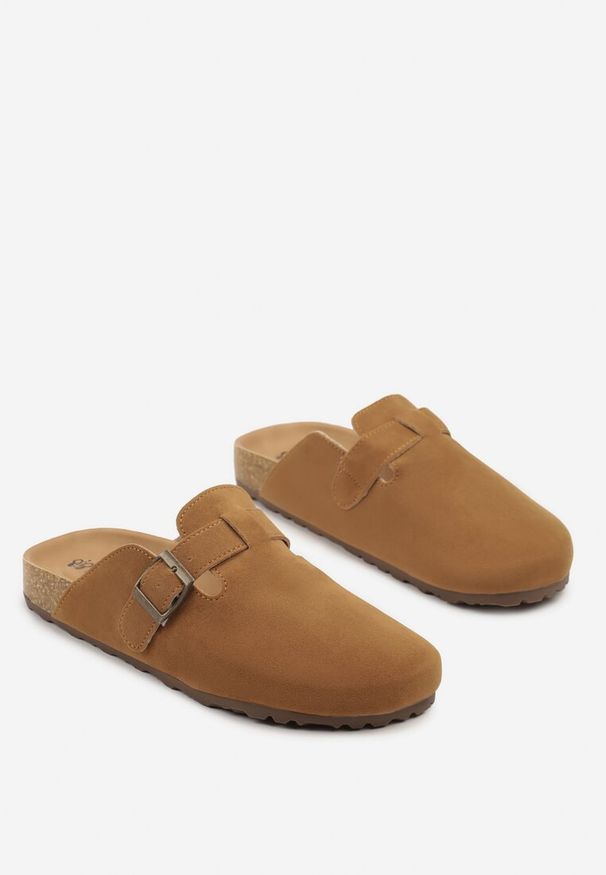 Born2be - Jasnobrązowe Klapki z Ozdobną Klamrą Kinasela. Okazja: na co dzień. Kolor: brązowy. Wzór: kwiaty. Sezon: lato. Styl: elegancki, casual