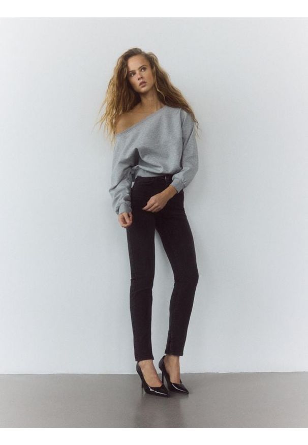 Reserved - Jeansy slim fit high waist - czarny. Stan: podwyższony. Kolor: czarny