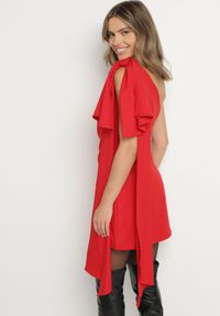 Born2be - Czerwona Asymetryczna Sukienka z Kokardą na Ramieniu Morrise. Typ kołnierza: kokarda. Kolor: czerwony. Typ sukienki: asymetryczne. Styl: elegancki #3