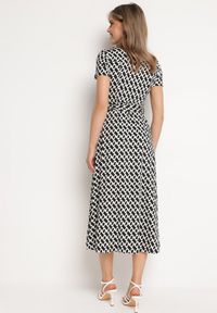 Born2be - Czarno-Biała Sukienka Alethanthei. Okazja: na co dzień. Kolor: czarny. Materiał: materiał. Długość rękawa: krótki rękaw. Wzór: geometria, nadruk, aplikacja. Typ sukienki: szmizjerki. Styl: casual, elegancki. Długość: midi #2