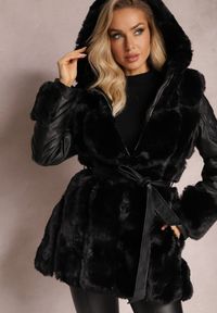 Renee - Czarna Kurtka z Kapturem z Imitacji Skóry i Futerka Cesse. Typ kołnierza: kaptur. Kolor: czarny. Materiał: skóra, futro. Styl: elegancki