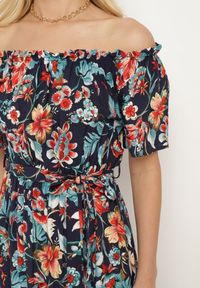 Born2be - Granatowo-Różowa Sukienka z Hiszpańskim Dekoltem z Wiązanym Paskiem w Kwiaty z Bawełny Rissanique. Okazja: na co dzień. Kolor: niebieski. Materiał: bawełna. Wzór: kwiaty. Sezon: lato. Typ sukienki: rozkloszowane. Styl: casual, elegancki #3