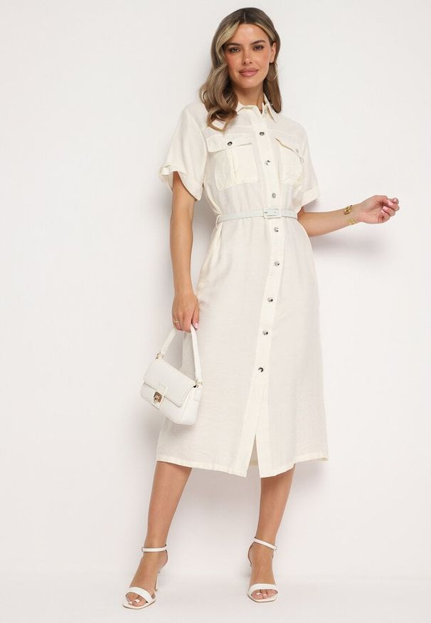 Born2be - Biała Wiskozowa Sukienka o Koszulowym Kroju z Paskiem Nelavyn. Okazja: do pracy, na co dzień. Kolor: biały. Materiał: wiskoza. Długość rękawa: krótki rękaw. Typ sukienki: koszulowe. Styl: casual, elegancki