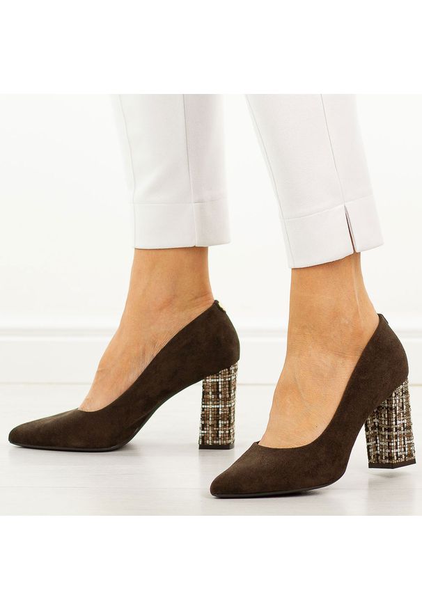 Czekoladowe mix czółenka damskie na słupku Sergio Leone Pb216. Okazja: na spotkanie biznesowe, na ślub cywilny, na wesele. Kolor: brązowy. Materiał: zamsz. Szerokość cholewki: normalna. Sezon: wiosna, jesień. Styl: biznesowy, elegancki, klasyczny