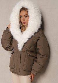 Renee - Brązowa Kurtka Pikowana z Kapturem i Odpinanymi Futerkowymi Wstawkami Izafera. Okazja: na co dzień. Typ kołnierza: kaptur. Kolor: brązowy. Materiał: jeans. Styl: elegancki, casual #7