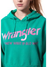Wrangler - BLUZA WRANGLER DAMSKA CROP HOODIE SPECTRA GREEN W6068IGWB 112130417. Typ kołnierza: kaptur. Wzór: nadruk