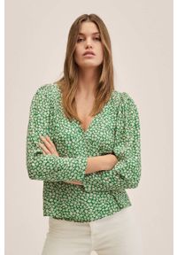 mango - Mango bluzka Carol damska kolor zielony wzorzysta. Okazja: na co dzień. Kolor: zielony. Materiał: włókno, tkanina. Długość rękawa: długi rękaw. Długość: długie. Styl: casual