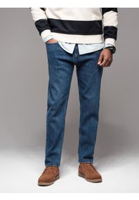 Ombre Clothing - Męskie jeansowe spodnie CARROT FIT z ozdobnymi zaszewkami – ciemnoniebieskie V2 - Rozmiar: S. Kolor: niebieski. Materiał: jeans. Styl: retro, klasyczny