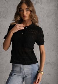 Renee - Czarna Wiskozowa Bluzka z Szydełkowym Wzorem Kołnierzykiem i Guzikami Lasthythia. Okazja: na co dzień. Kolor: czarny. Materiał: wiskoza. Styl: casual #3