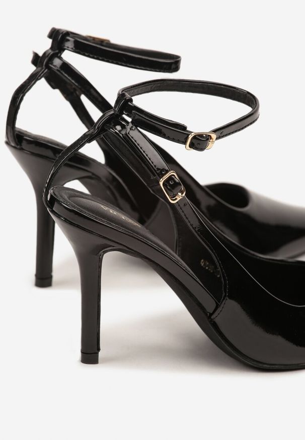 Renee - Czarne Sandały Lakierowane Vices na Szpilce Typu Slingback Dolenita. Okazja: na co dzień, na spacer. Nosek buta: szpiczasty. Zapięcie: sprzączka. Kolor: czarny. Materiał: lakier. Sezon: lato. Obcas: na szpilce. Styl: klasyczny, casual