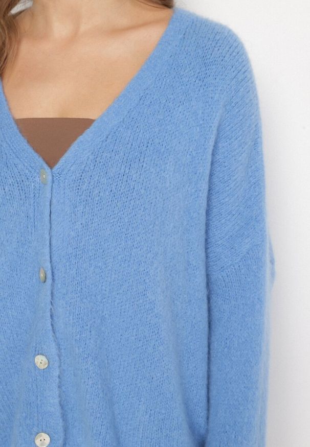 Born2be - Niebieski Kardigan z Dekoltem w Serek z Dzianiny z Wełną i Moherem Lismio. Okazja: na co dzień. Typ kołnierza: dekolt w serek. Kolor: niebieski. Materiał: dzianina, wełna, moher. Styl: casual, elegancki