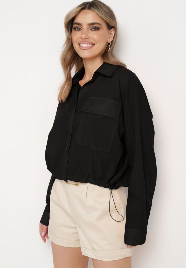 Born2be - Czarna Bawełniana Koszula z Dłuższym Tyłem z Ozdobną Kieszonką i Gumką Ralena. Okazja: na co dzień. Kolor: czarny. Materiał: bawełna. Długość: długie. Wzór: aplikacja. Styl: casual
