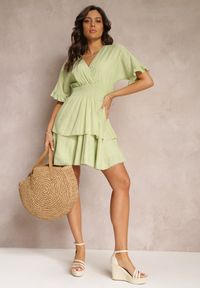 Renee - Zielona Zwiewna Sukienka Mini z Falbankami i Szeroką Gumką w Talii Olleanne. Typ kołnierza: kołnierz z falbankami. Kolor: zielony. Długość: mini #5