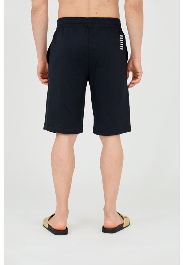 EA7 Emporio Armani - EA7 Granatowe shorty męskie z białym logo. Kolor: niebieski. Materiał: bawełna. Długość: krótkie
