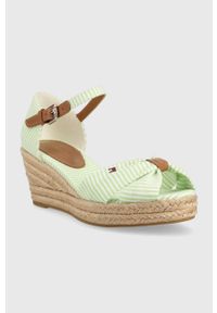 TOMMY HILFIGER - Tommy Hilfiger sandały HIGH WEDGE SEERSUCKER damskie kolor zielony na koturnie FW0FW07158. Zapięcie: klamry. Kolor: zielony. Materiał: guma. Obcas: na koturnie #5