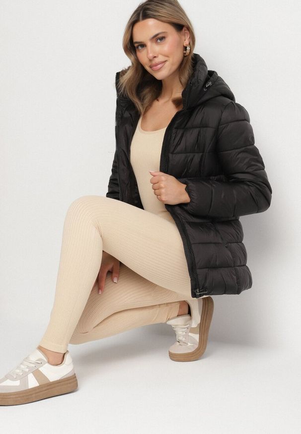 Born2be - Czarna Pikowana Kurtka z Odpinanym Kapturem Laolani. Okazja: na co dzień, na spacer. Kolor: czarny. Materiał: jeans. Styl: klasyczny, casual