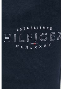 TOMMY HILFIGER - Tommy Hilfiger szorty męskie kolor granatowy. Okazja: na co dzień. Kolor: niebieski. Materiał: bawełna. Wzór: nadruk. Styl: casual #2