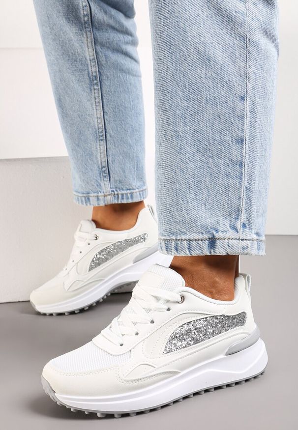 Renee - Białe Sneakersy z Noskiem z Siateczki i Wstawką Cekinową Tilrialls. Kolor: biały
