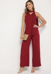 Born2be - Bordowy Kombinezon Bez Rękawów z Ozdobnym Wiązaniem i Szerokimi Nogawkami Silarine. Okazja: na co dzień. Kolor: czerwony. Materiał: jeans. Długość rękawa: bez rękawów. Styl: sportowy, klasyczny, elegancki, casual #3