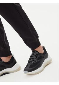 Calvin Klein Jeans Spodnie dresowe Monologo J20J225354 Czarny Slim Fit. Kolor: czarny. Materiał: bawełna #2