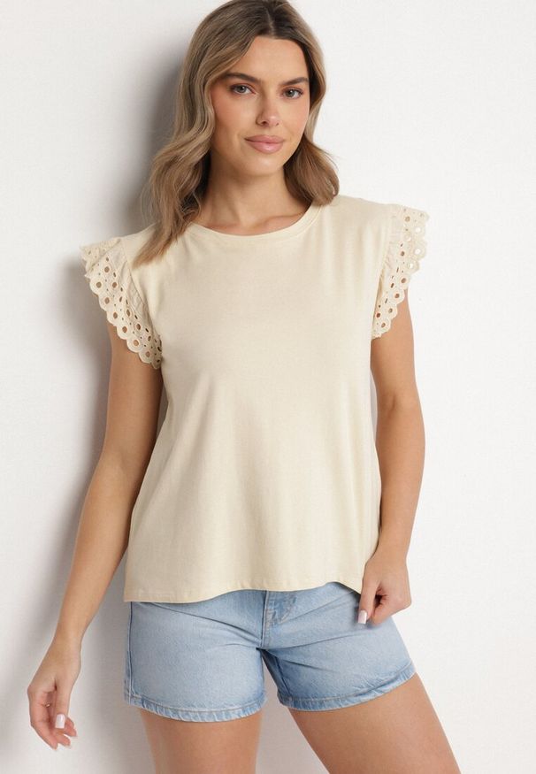 Born2be - Beżowa Bluzka z Bawełny z Ażurowymi Falbankami Zamiast Rękawów Vodelia. Typ kołnierza: kołnierz z falbankami. Kolor: beżowy. Materiał: bawełna. Wzór: ażurowy