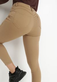 Born2be - Beżowe Spodnie Skinny Commins. Kolor: beżowy. Materiał: tkanina. Długość: długie. Wzór: jednolity. Styl: elegancki #5