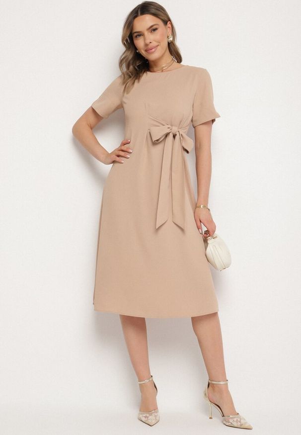 Born2be - Beżowa Sukienka Vices o Rozkloszowanym Kroju z Ozdobnym Wiązaniem Ellis. Okazja: na co dzień, na imprezę. Kolor: beżowy. Materiał: skóra, jeans. Długość rękawa: krótki rękaw. Styl: klasyczny, casual