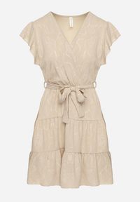 Born2be - Beżowa Kopertowa Sukienka Ozdobiona Falbanami i Paskiem Liliessa. Okazja: na co dzień. Typ kołnierza: dekolt w kształcie V. Kolor: beżowy. Wzór: aplikacja. Typ sukienki: kopertowe. Styl: klasyczny, casual, elegancki #2