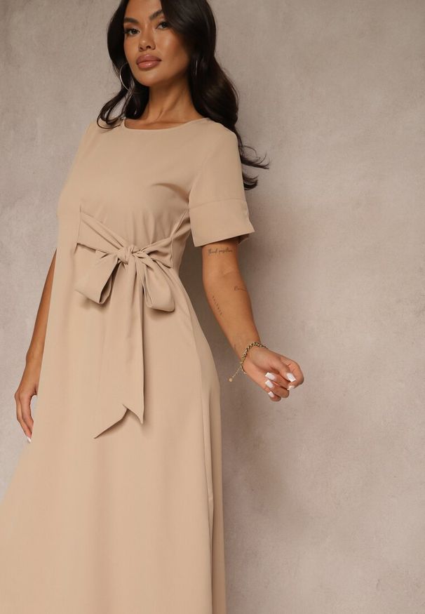 Renee - Beżowa Rozkloszowana Sukienka Vices Zdobiona Wiązaniem Folarenne. Okazja: na co dzień. Kolor: beżowy. Wzór: aplikacja. Styl: elegancki, casual, klasyczny