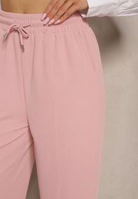 Renee - Różowe Spodnie o Szerokim Kroju High Waist Ozdobione Sznurkiem Deyrisse. Okazja: na spotkanie biznesowe, do pracy. Stan: podwyższony. Kolor: różowy. Materiał: guma. Wzór: aplikacja. Styl: biznesowy, elegancki #3