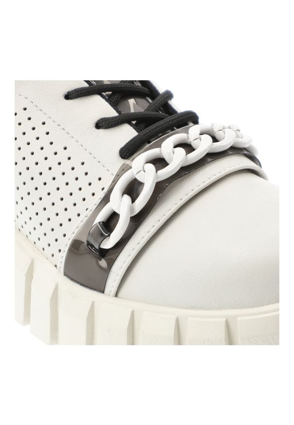 Sneakersy damskie Artiker cholewka ze skóry naturalnej licowej z perforowanym panelem bocznym i sznurowaniem uzupełnionym dekoracyjnym łańcuchem, bia. Kolor: biały. Materiał: skóra. Szerokość cholewki: normalna