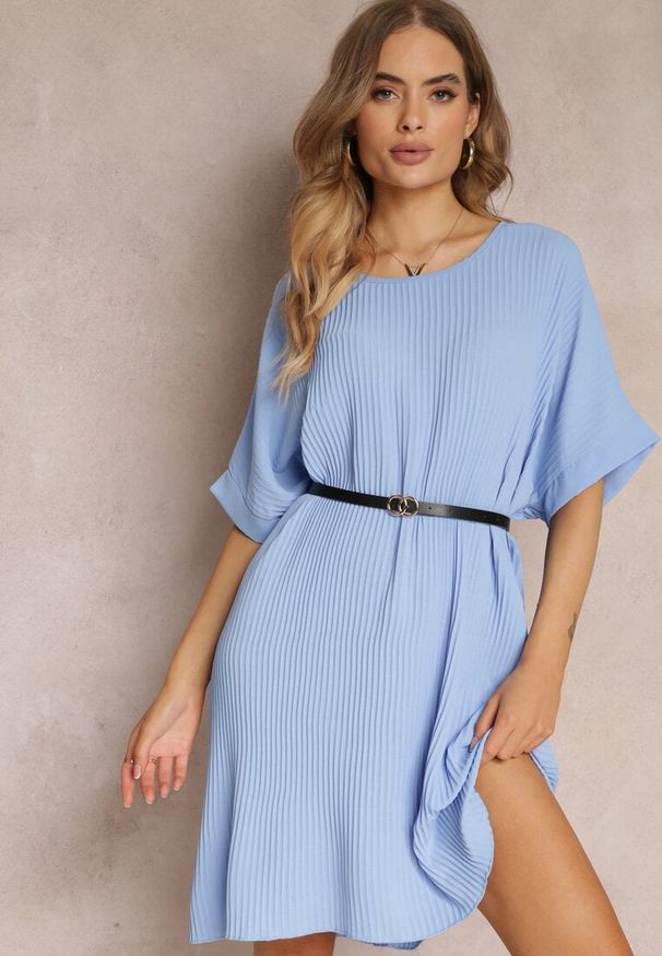 Renee - Niebieska Sukienka Mini Plisowana z Paskiem z Imitacji Skóry Dasima. Kolor: niebieski. Materiał: skóra. Sezon: lato. Długość: mini