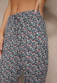 Renee - Granatowe Spodnie z Wiskozy High Waist w Kwiatowy Wzór Liosena. Okazja: na co dzień. Stan: podwyższony. Kolor: niebieski. Materiał: wiskoza. Wzór: kwiaty. Styl: casual
