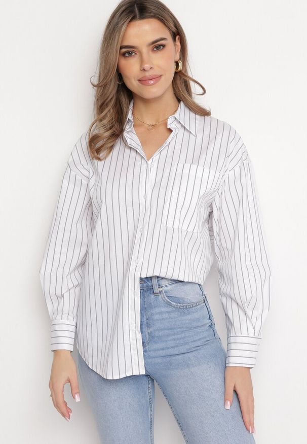 Born2be - Biała Koszula w Drobne Paski Aitlir. Okazja: na co dzień. Kolor: biały. Materiał: jeans. Wzór: paski. Styl: casual, klasyczny