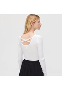 Cropp - Sweter z dekoltem na plecach - Biały. Kolor: biały #1