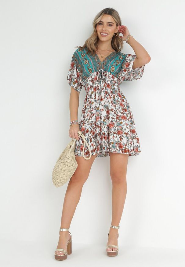 Born2be - Biało-Zielona Sukienka Mini z Wiskozy z Gumkami w Talii z Falbanką Hypalina. Kolor: zielony. Materiał: wiskoza. Długość: mini