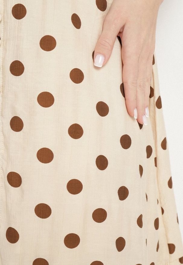 Born2be - Beżowa Wiskozowa Sukienka w Kropki na Ramiączkach Zapinana na Guziki Katilane. Okazja: na co dzień. Typ kołnierza: dekolt w serek. Kolor: beżowy. Materiał: wiskoza. Długość rękawa: na ramiączkach. Wzór: kropki. Sezon: wiosna, lato. Styl: klasyczny, casual, elegancki