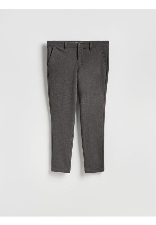 Reserved - Spodnie slim z wiskozą - ciemnobrązowy. Kolor: brązowy. Materiał: wiskoza