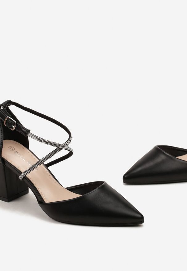 Born2be - Czarne Czółenka na Niewysokim Słupku z Paseczkami Ozdobionymi Cyrkoniami Tainessa. Okazja: na spotkanie biznesowe, na imprezę, na co dzień. Kolor: czarny. Wzór: aplikacja. Obcas: na słupku. Styl: casual, biznesowy