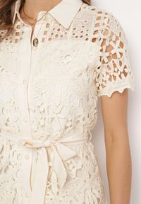 Born2be - Beżowa Ażurowa Sukienka Koszulowa Midi z Wiązanym Paskiem Pamy. Kolor: beżowy. Materiał: materiał, koronka. Długość rękawa: krótki rękaw. Wzór: ażurowy. Typ sukienki: koszulowe. Styl: klasyczny. Długość: midi #6