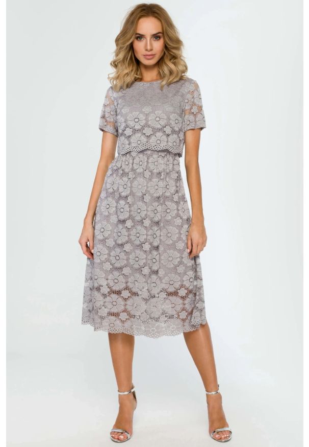 MOE - Sukienka na wesele koronkowa lekko rozkloszowana midi szara. Okazja: na wesele, na ślub cywilny. Kolor: szary. Materiał: koronka. Długość rękawa: krótki rękaw. Wzór: kwiaty, gładki, koronka. Typ sukienki: rozkloszowane, dopasowane. Styl: elegancki, klasyczny, wizytowy. Długość: midi