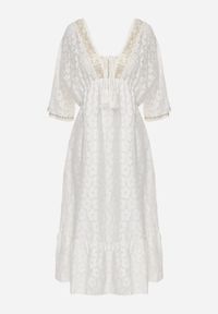 Renee - Biała Sukienka z Koronką i Dodatkiem Bawełny Wykończona Wiązaniem i Gumką w Talii Jasevia. Okazja: na co dzień. Kolor: biały. Materiał: bawełna, koronka. Wzór: koronka. Styl: casual #5