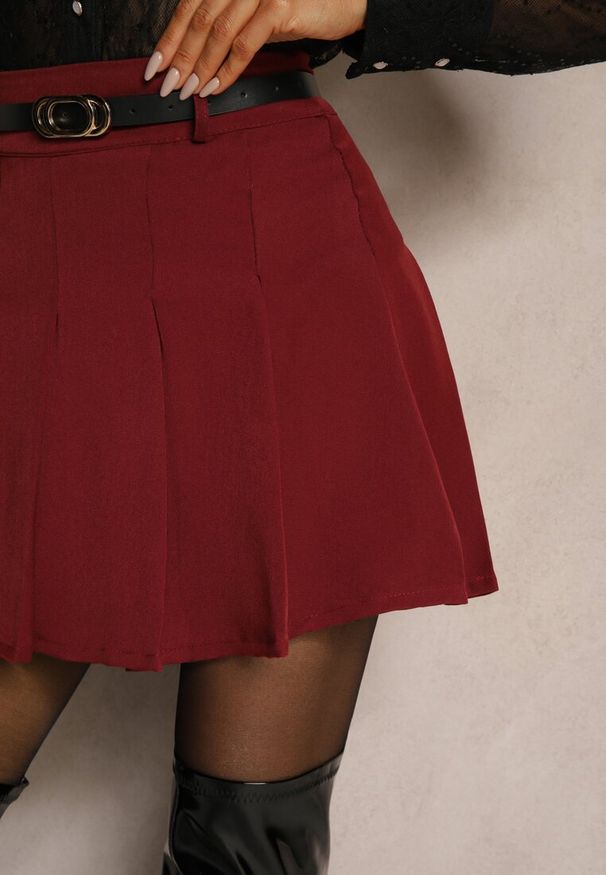 Renee - Bordowa Spódnica Plisowana z Wiskozą i Paskiem Semivirae. Okazja: na spotkanie biznesowe, na co dzień. Kolor: czerwony. Materiał: wiskoza. Styl: klasyczny, biznesowy, casual, elegancki
